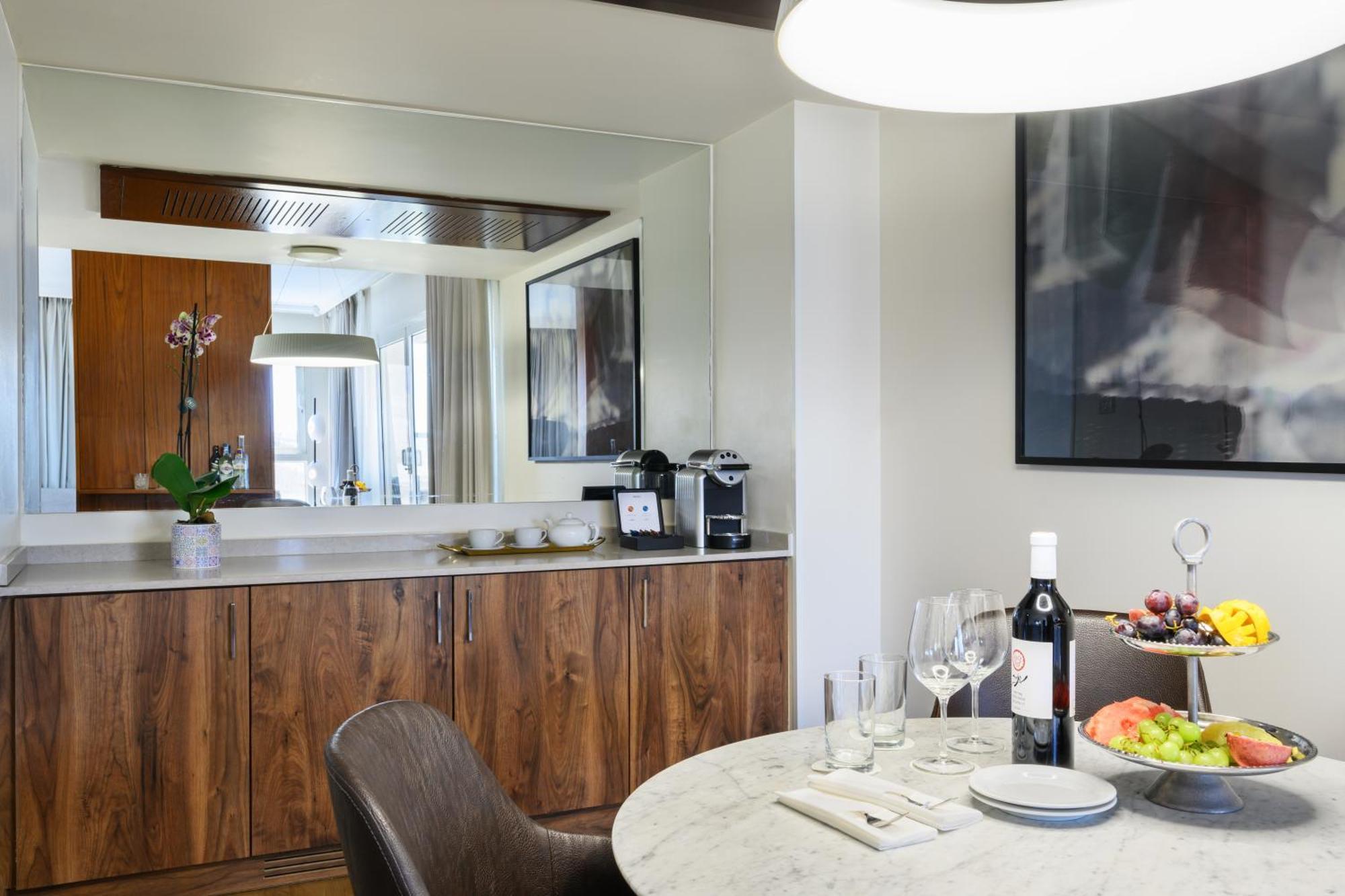 Nevo By Isrotel Collection Ein Bokek Luaran gambar Kitchenette in a suite at the Hotel