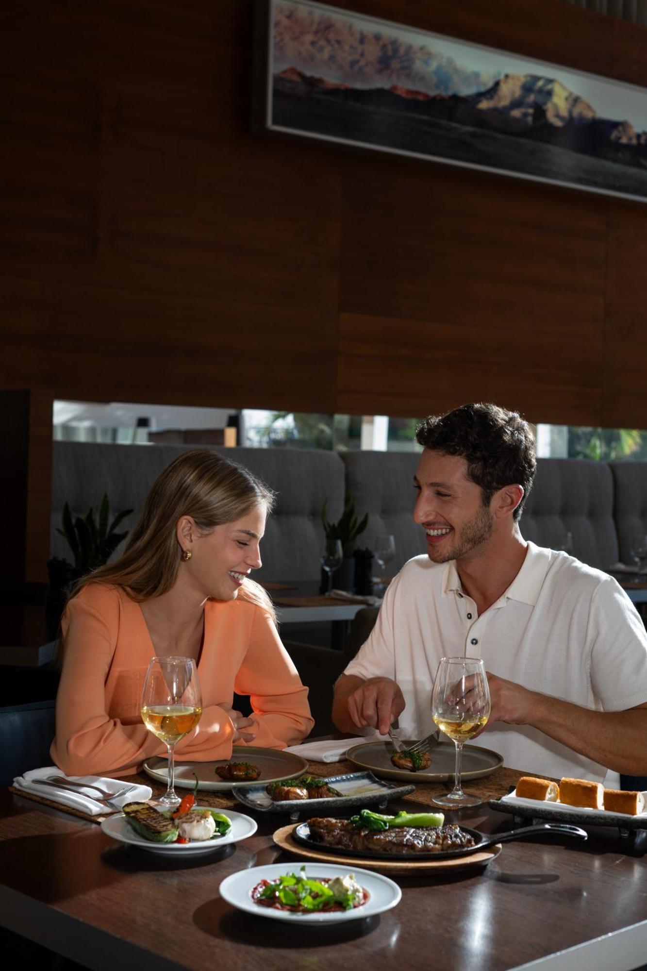 Nevo By Isrotel Collection Ein Bokek Luaran gambar A couple drinking beer